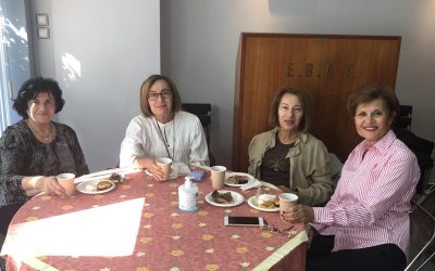 Συγκέντρωση κύριων για καφέ και τσάι